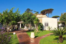 Villa Chiari. A 300 metri dal mare