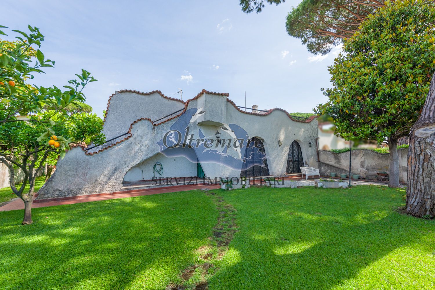 Villa con ampio giardino e solarium a 100 metri dal mare in residence esclusivo