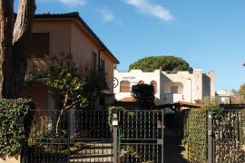 Villa su due livelli con splendido giardino a 150 metri dal mare