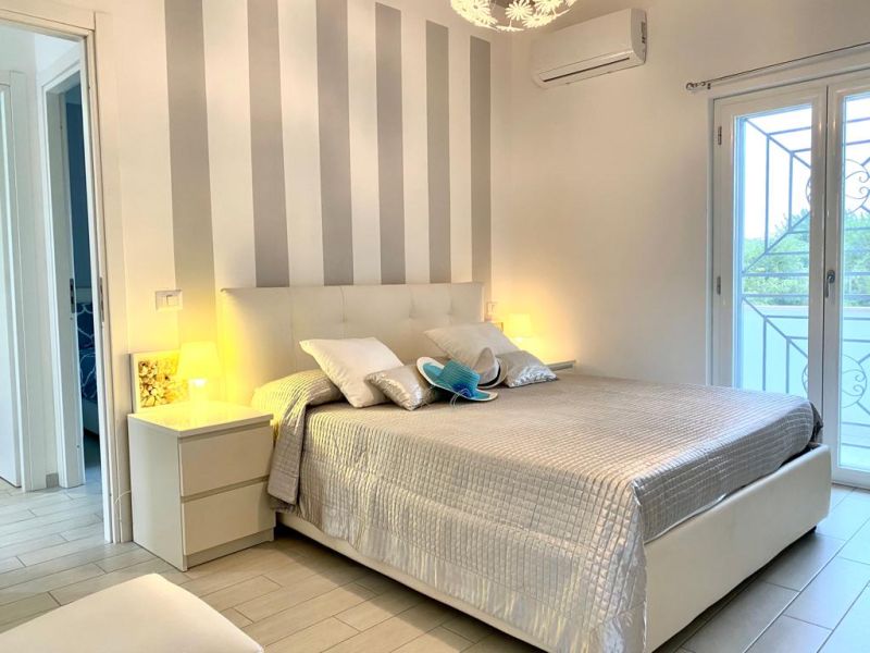 Villa angolare con doppia esposizione, 500 metri dal mare