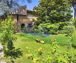 Villa su un unico livello con grande giardino e spazi attrezzati in residence esclusivo