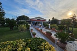 Vendesi complesso immobiliare di 400mq circa con ristorante, appartamento e deposito