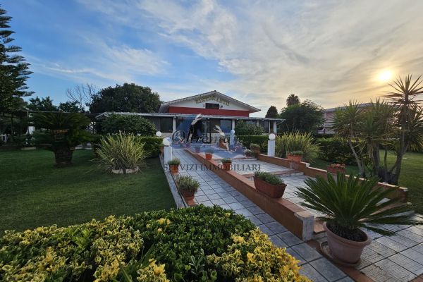 Vendesi complesso immobiliare di 400mq circa con ristorante, appartamento e deposito