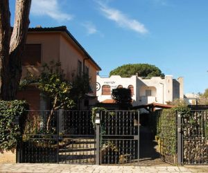 Villa su due livelli con splendido giardino a 150 metri dal mare