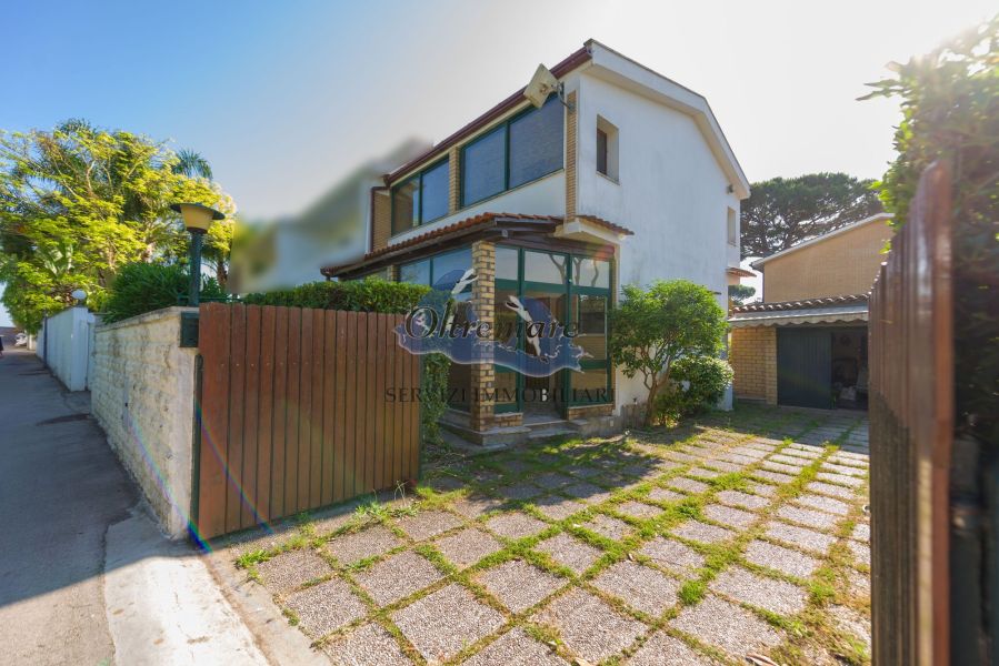 Villa angolare con doppia esposizione, 500 metri dal mare