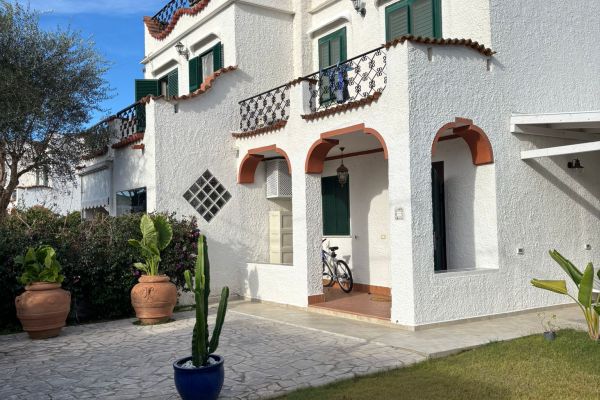 Villa angolare con doppia esposizione, 500 metri dal mare