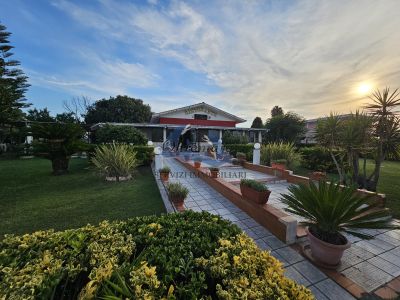 Vendesi complesso immobiliare di 400mq circa con ristorante, appartamento e deposito