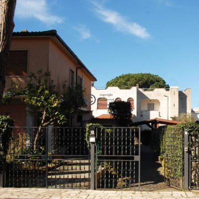 Villa su due livelli con splendido giardino a 150 metri dal mare