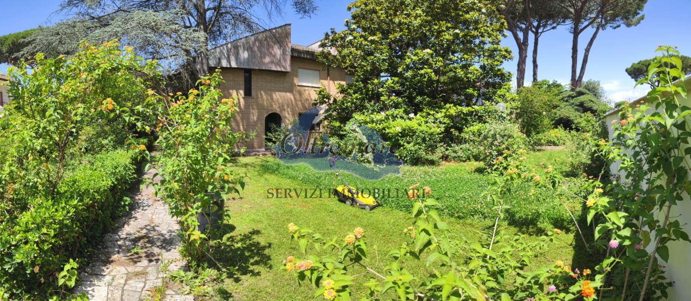 Villa angolare con doppia esposizione, 500 metri dal mare