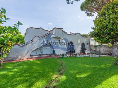 Villa con ampio giardino e solarium a 100 metri dal mare in residence esclusivo