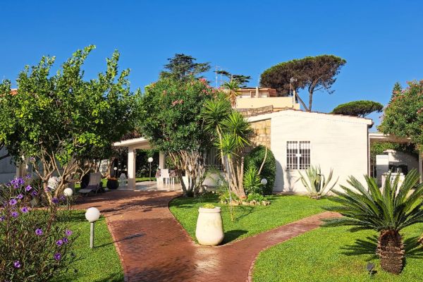 Villa Chiari. A 300 metri dal mare